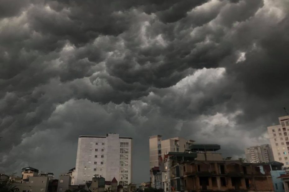 Hà Nội: Mây Đen Đang Phủ Kín Bầu Trời Như Trong Phim Viễn Tưởng