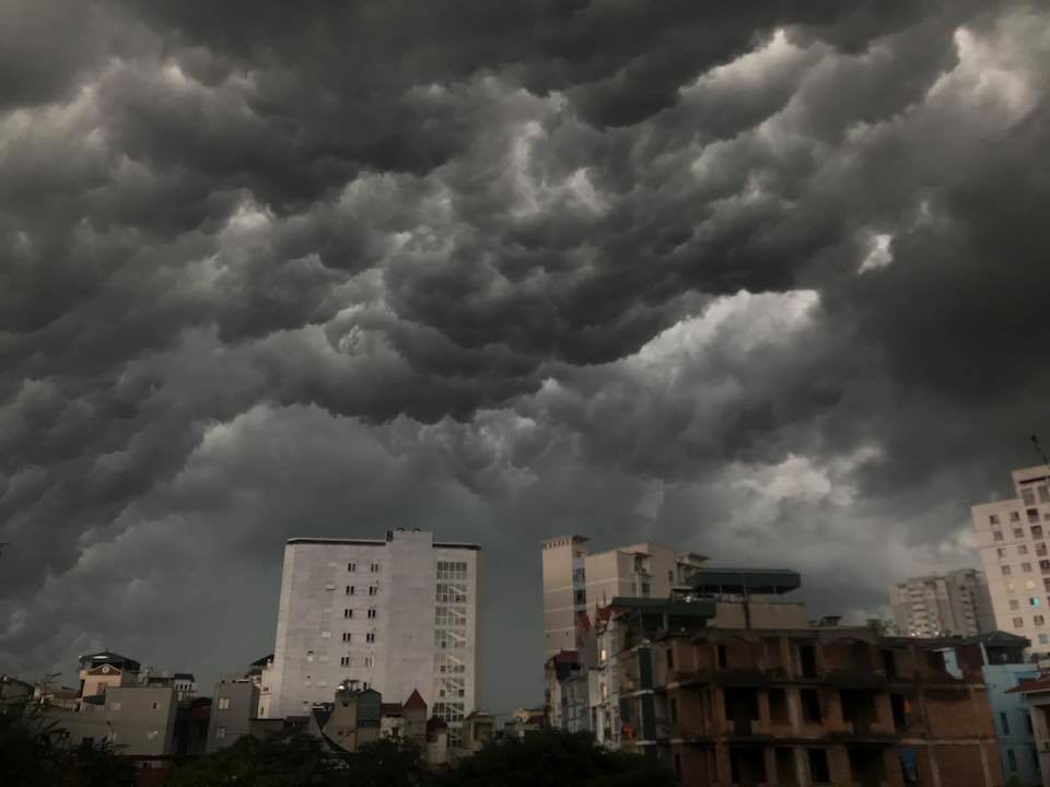 Hà Nội: Mây Đen Đang Phủ Kín Bầu Trời Như Trong Phim Viễn Tưởng