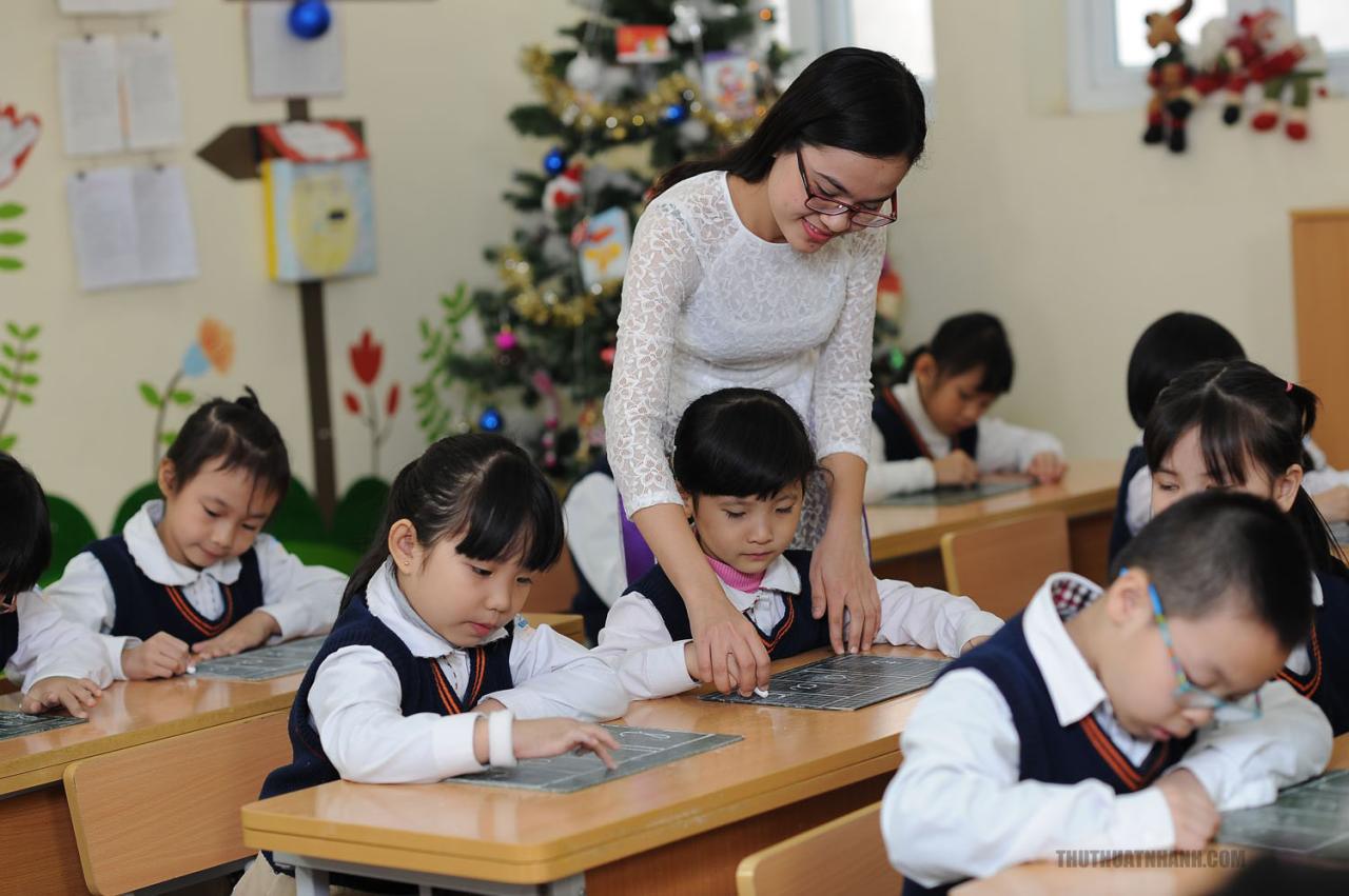 Hình ảnh cô giáo và học sinh đẹp và ý nghĩa nhất Hình Ảnh Cô Giáo Và Học Sinh Đẹp Và Ý Nghĩa Nhất