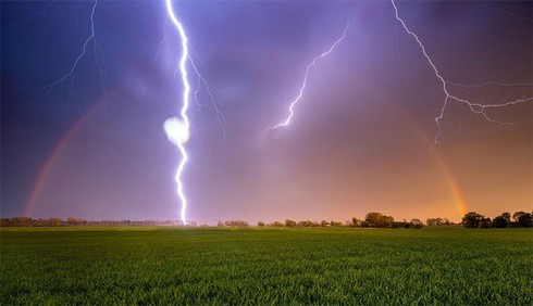 Cảnh tượng khó tin sấm sét đánh trúng vào cầu vồng Cảnh Tượng Khó Tin Sấm Sét Đánh Trúng Vào Cầu Vồng
